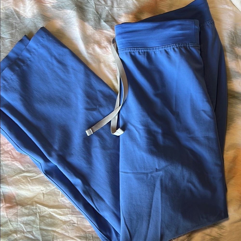 Figs Livingston ceil blue small